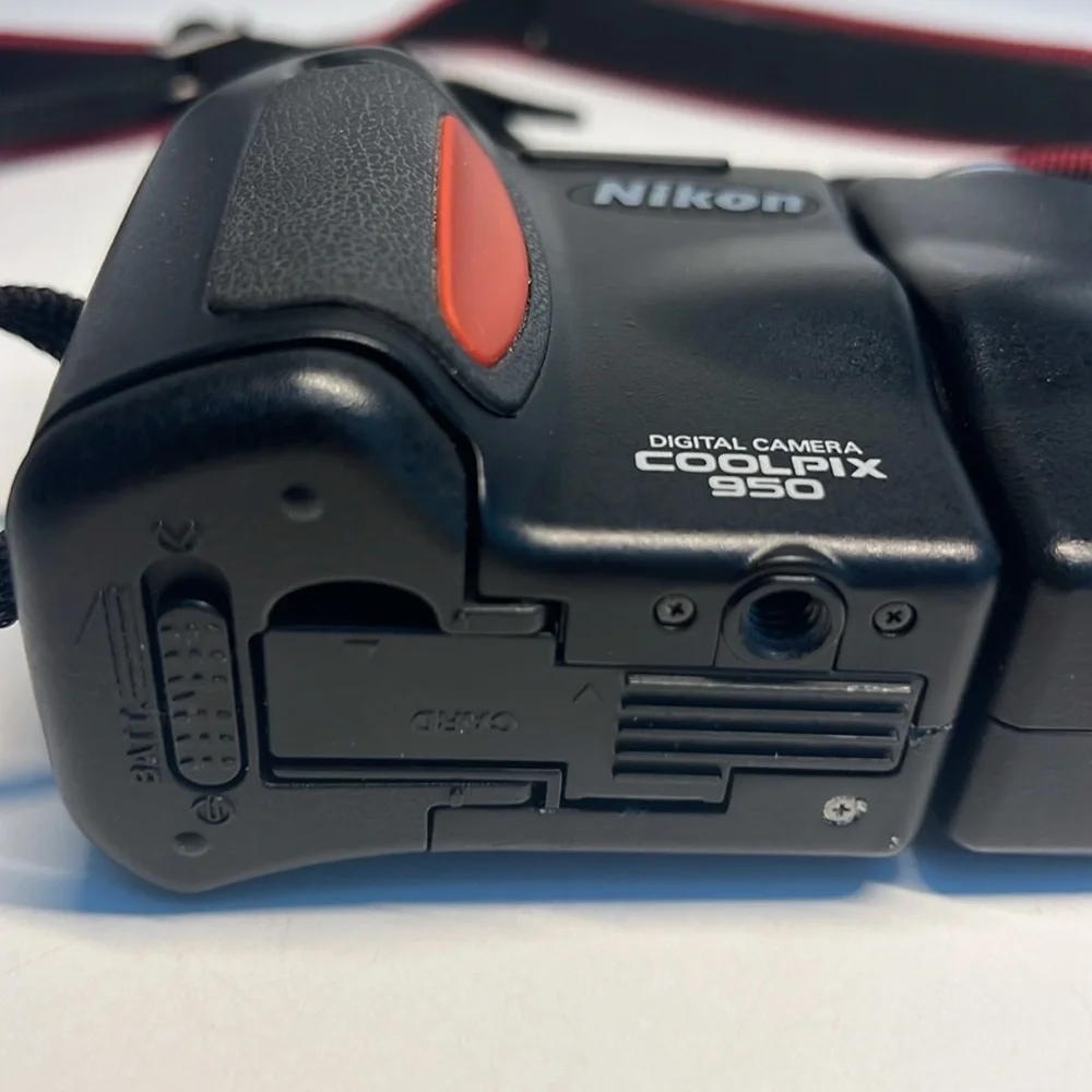 Nikon Coolpix 950 2MP Digital Camera - 3x Optical Zoom with 2 optical lenses